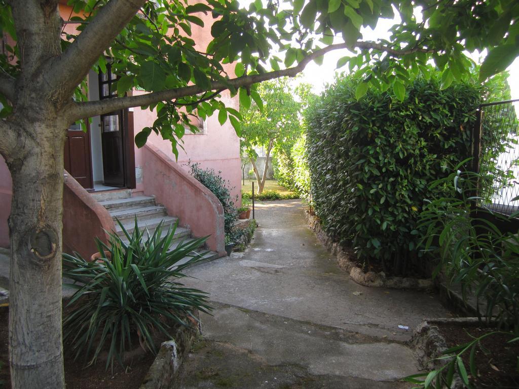 Guest House Ilona พูลา ภายนอก รูปภาพ